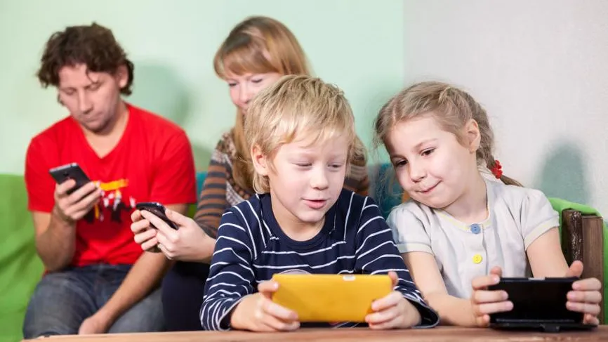 Запрет телефонов детям не решает проблему: психолог объясняет причины