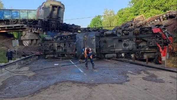 СКР назвал точную причину крушения моста с грузовым поездом в Курской области