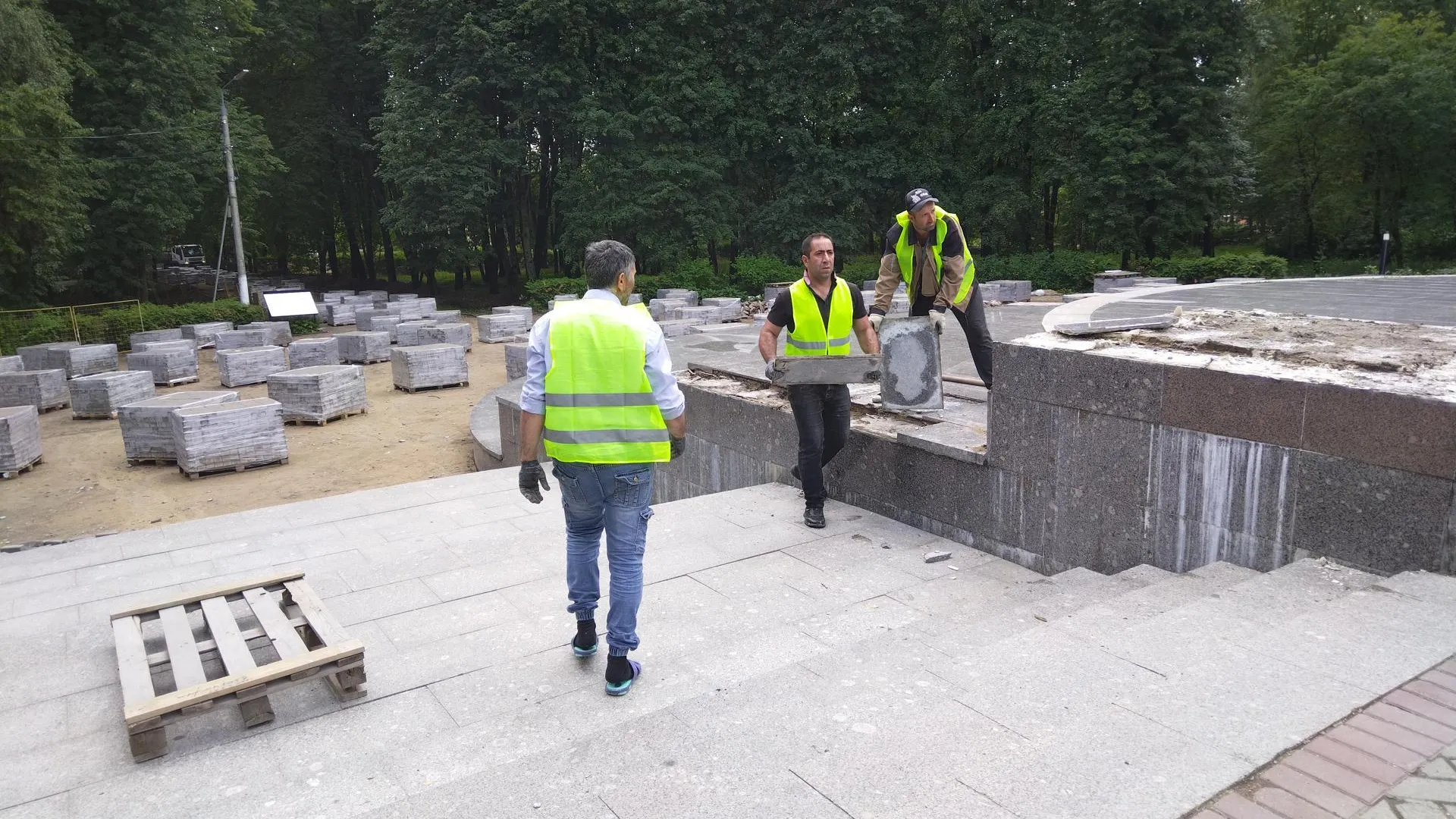 В Мытищинском центральном парке продолжаются работы по реконструкции дорожек