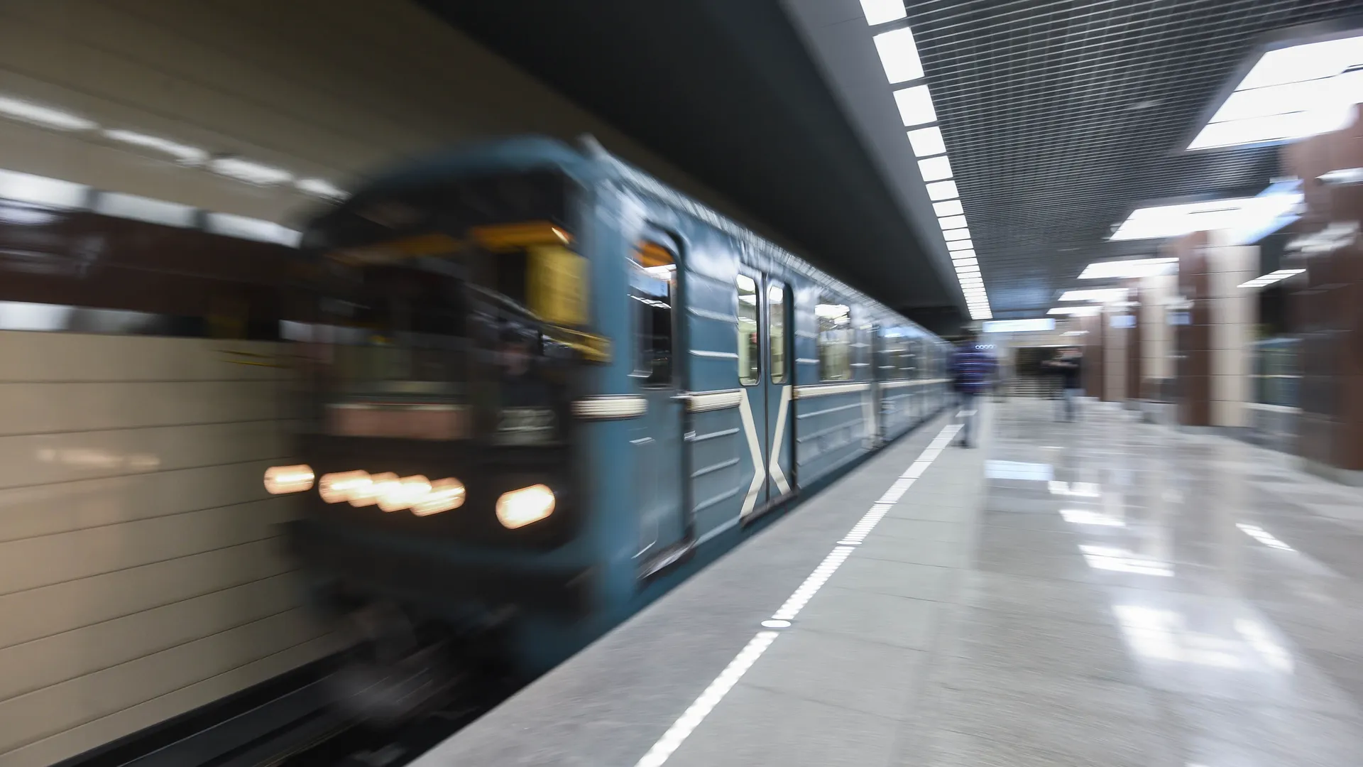На участке Замоскворецкой линии метро Москвы произошел сбой