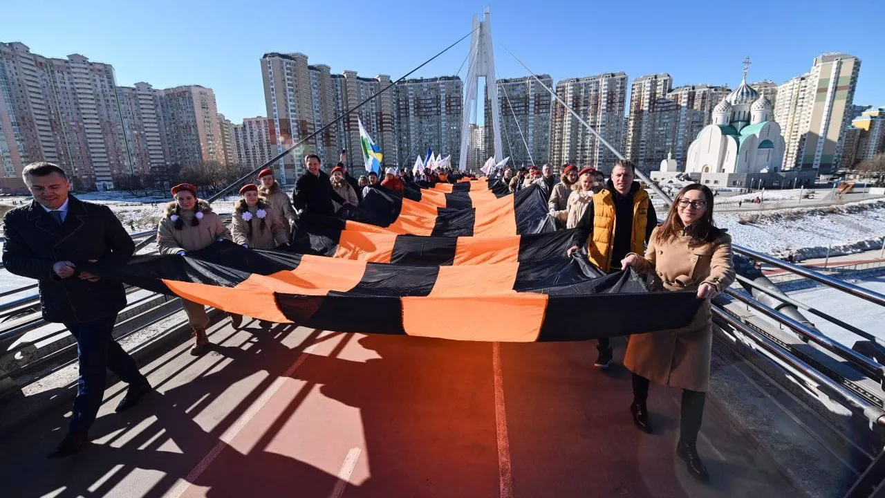 400‑метровую георгиевскую ленту развернули в Подмосковье в честь присоединения Крыма