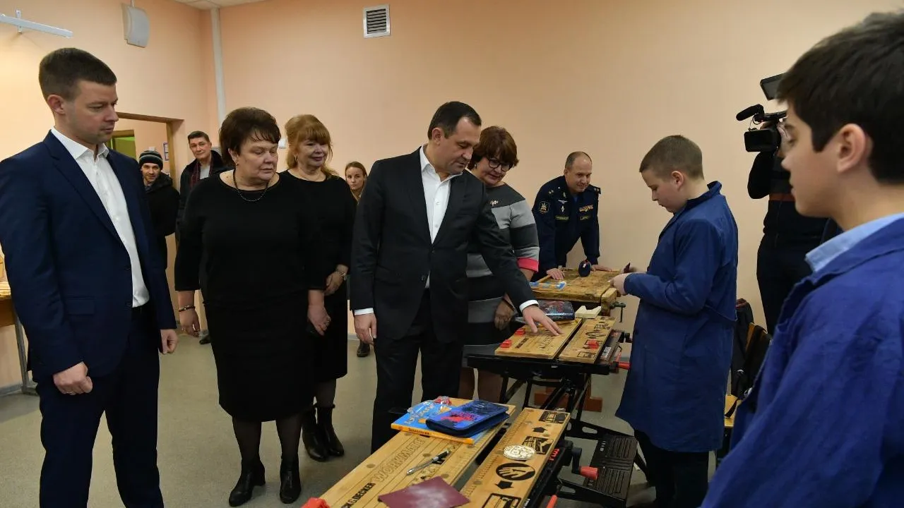 Брынцалов осмотрел новое оборудование в гимназии №3 Балашихи