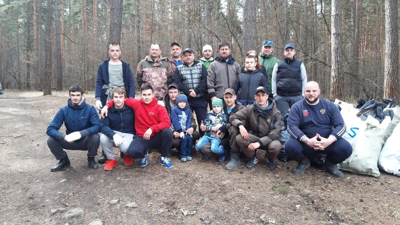 Активисты запустили 250 мальков рыбы в реку Рожай в Подольске в ходе субботника