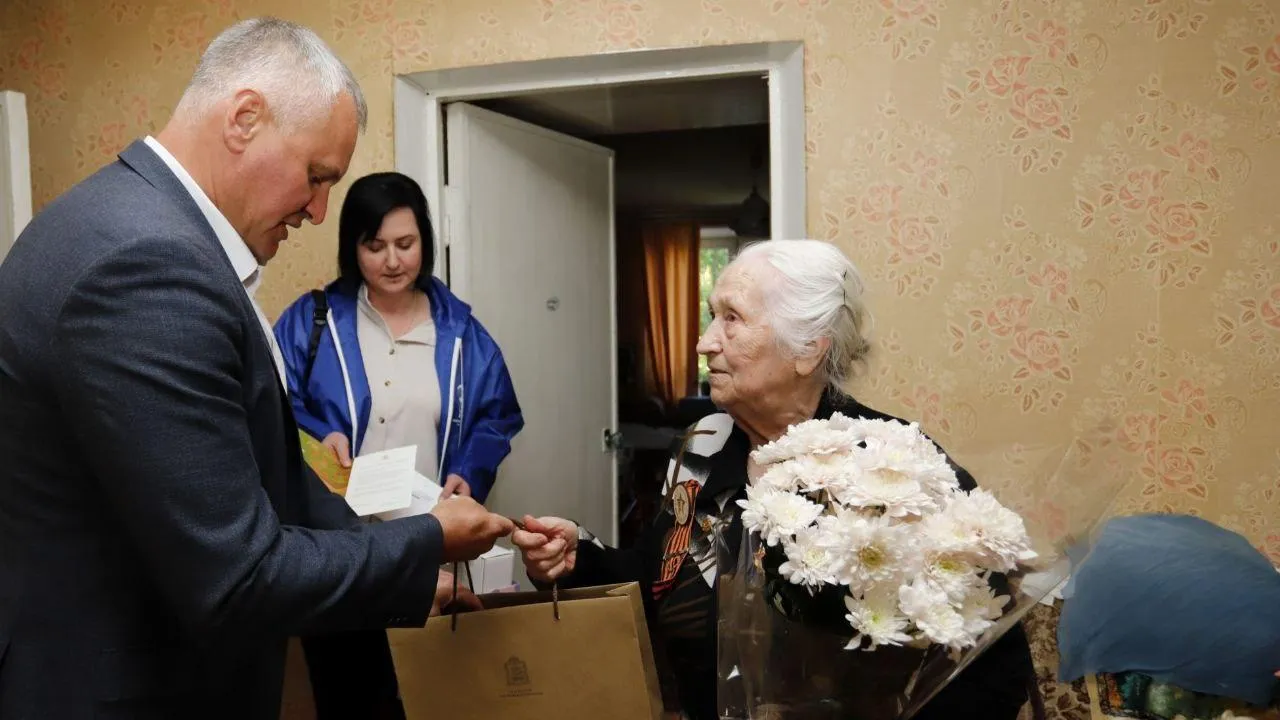 Глава Фрязина поздравил с 90‑летним юбилеем ветерана ВОВ Анну Гордееву