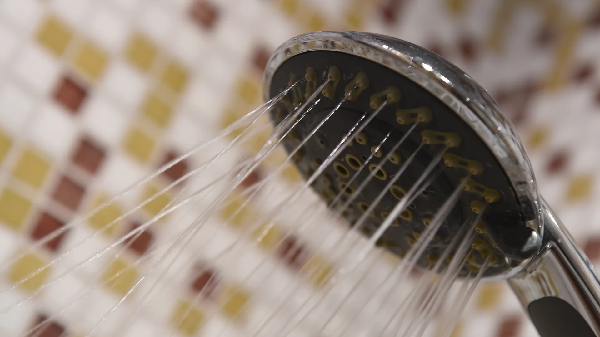 Эксперт по ЖКХ предупредил об опасности совмещения стирки и купания в душе