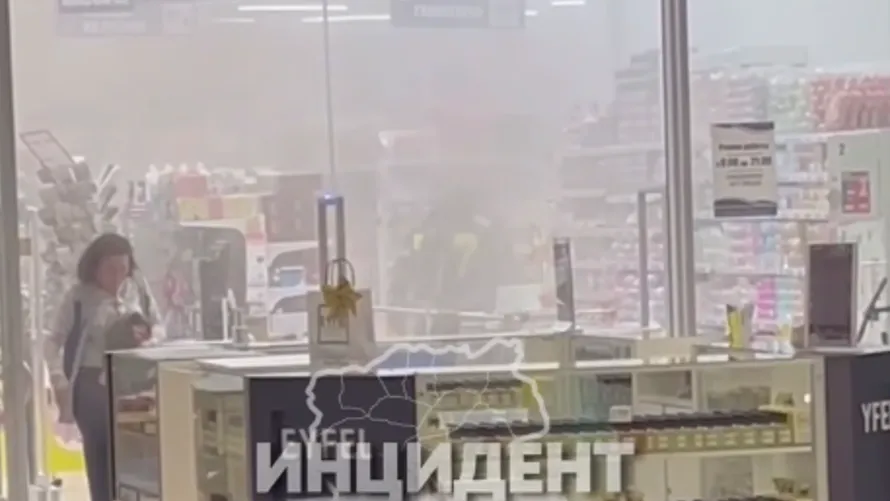 Все затянуло дымом: в Кемерове загорелся ТРЦ «Радуга»