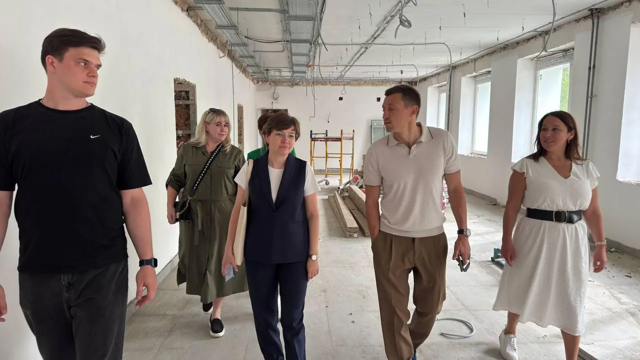 Учителя из Красноармейска посмотрели, как идет капремонт в их родной школе
