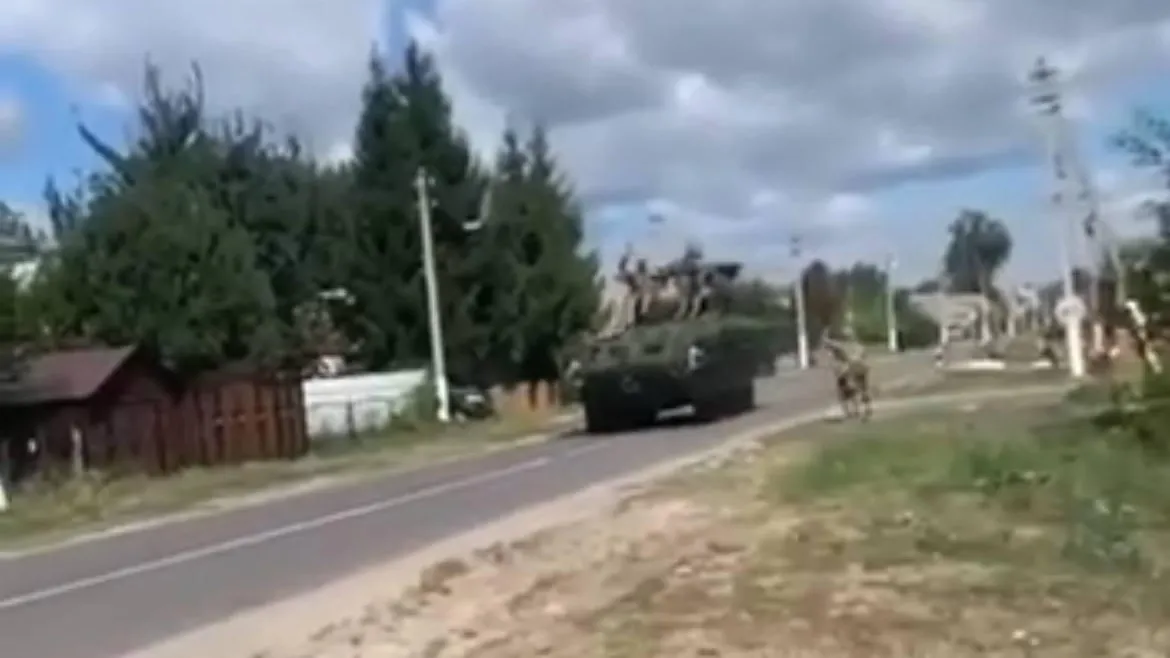 Российские военные захватили украинский БТР в Курской области