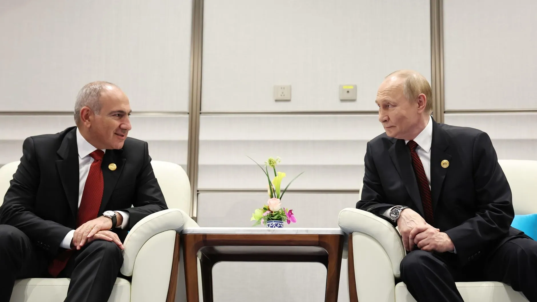 Путин встретился с Пашиняном на саммите ШОС в Китае