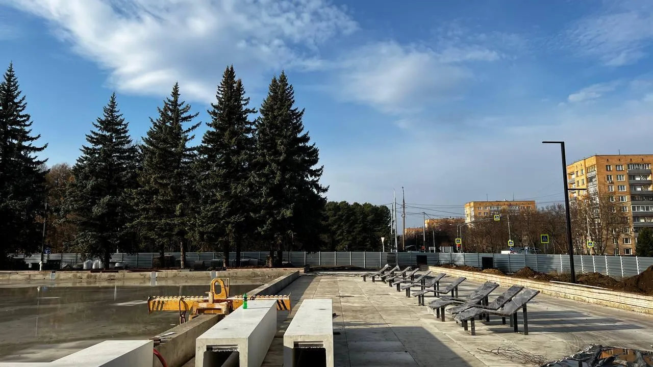 В Пущине завершают благоустройство зоны отдыха у фонтана