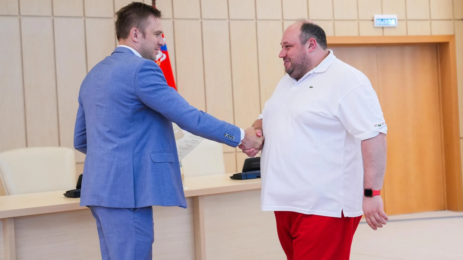 Медработникам Подмосковья вручили сертификаты на соципотеку