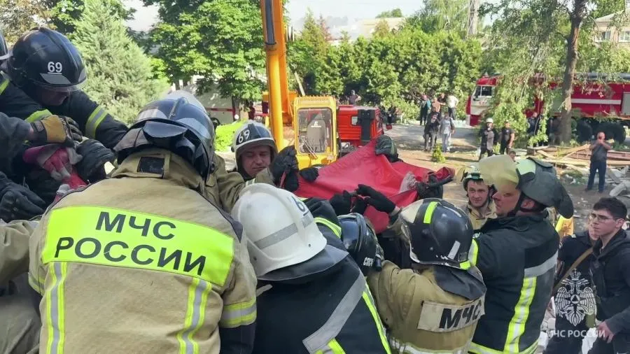 Первая жертва удара по колледжу: найден труп под завалами в Старобельске
