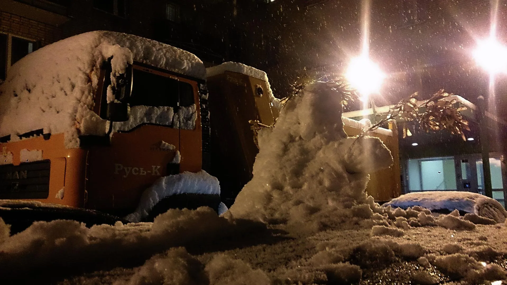 Более 80 единиц спецтехники убирают снег с муниципальных дорог Люберец