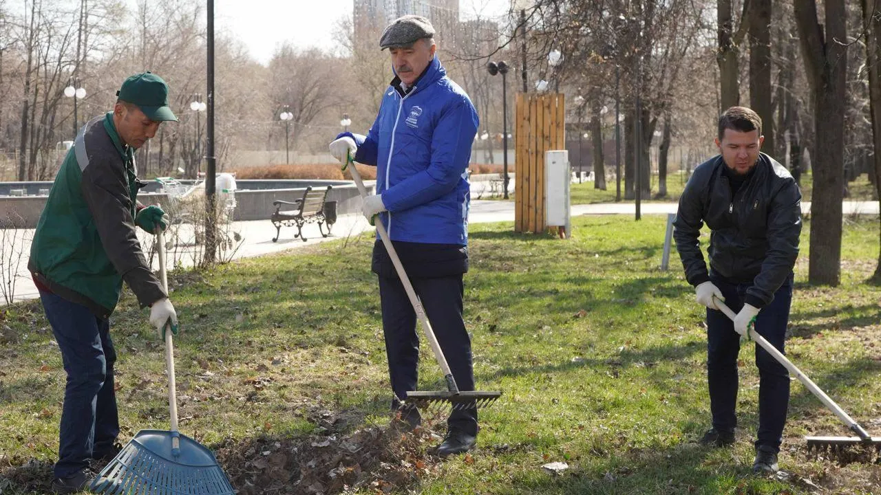 Председатель совета депутатов округа Люберцы поучаствовал в субботнике