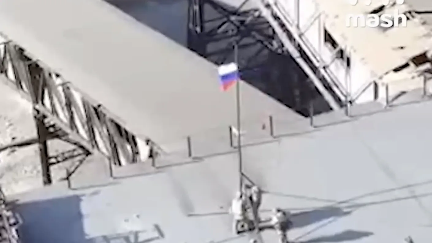 Российские солдаты водрузили триколор на крышу завода «Коксохим» в Авдеевке