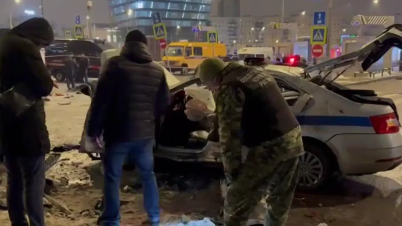 «Сработали подушки, выбиты двери»: видео с места подрыва машины ДПС в Москве