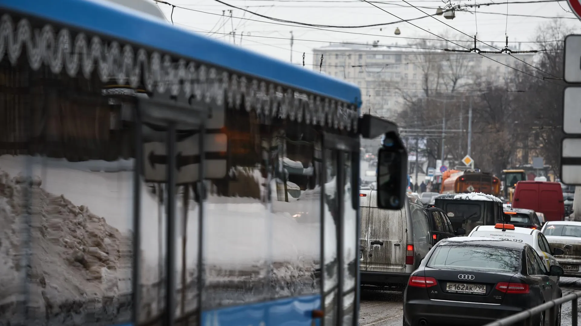 Движение транспорта открыли на 2 улицах в центре Москвы