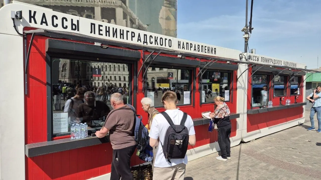 На вокзалах Подмосковья раздают бесплатную воду из-за жары