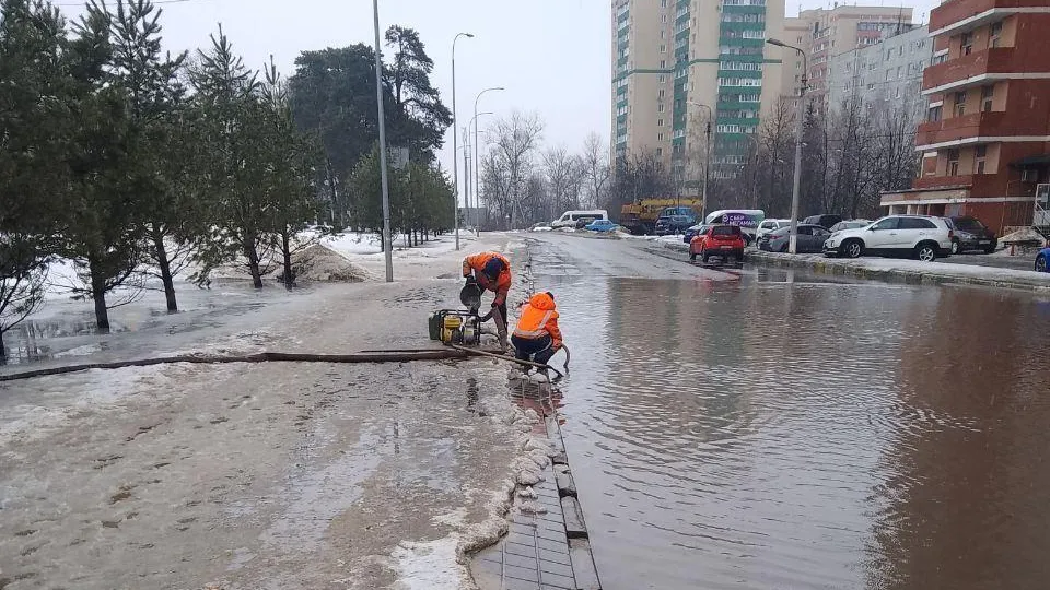 В Лосино‑Петровском дорожные службы ликвидируют подтопления