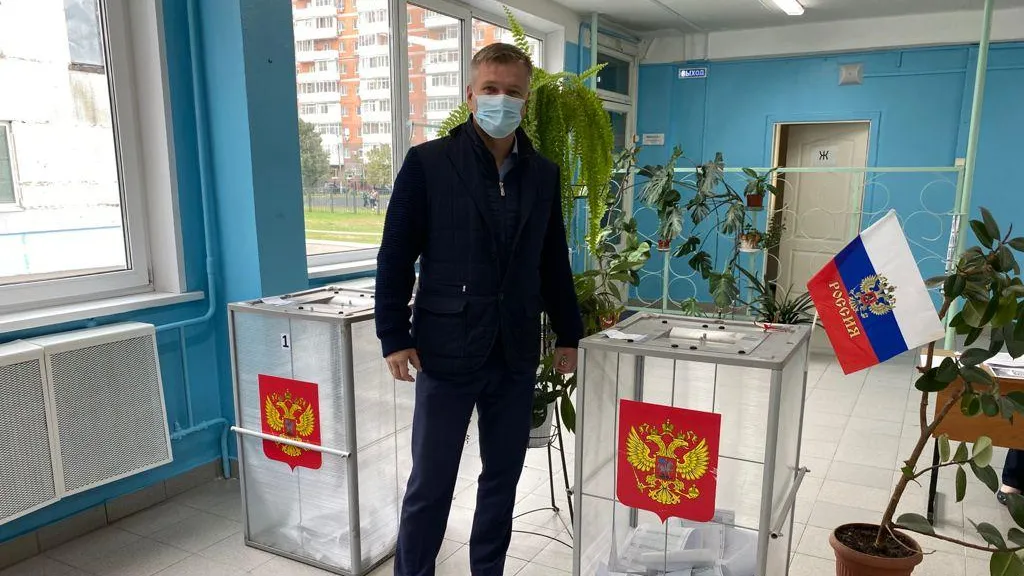 Депутат Мособлдумы Дениско посетил избирательные участки в поселке Октябрьский Люберец