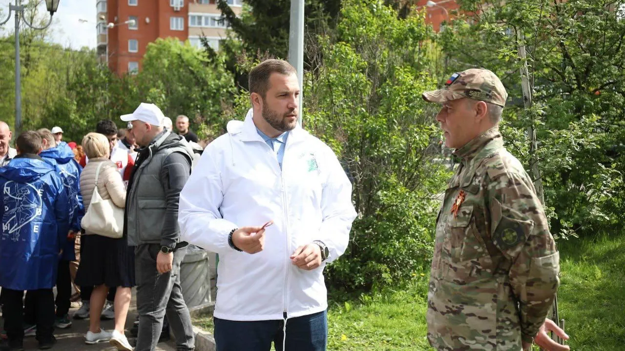 Более 500 жителей Чехова посадили «Сад Победы»