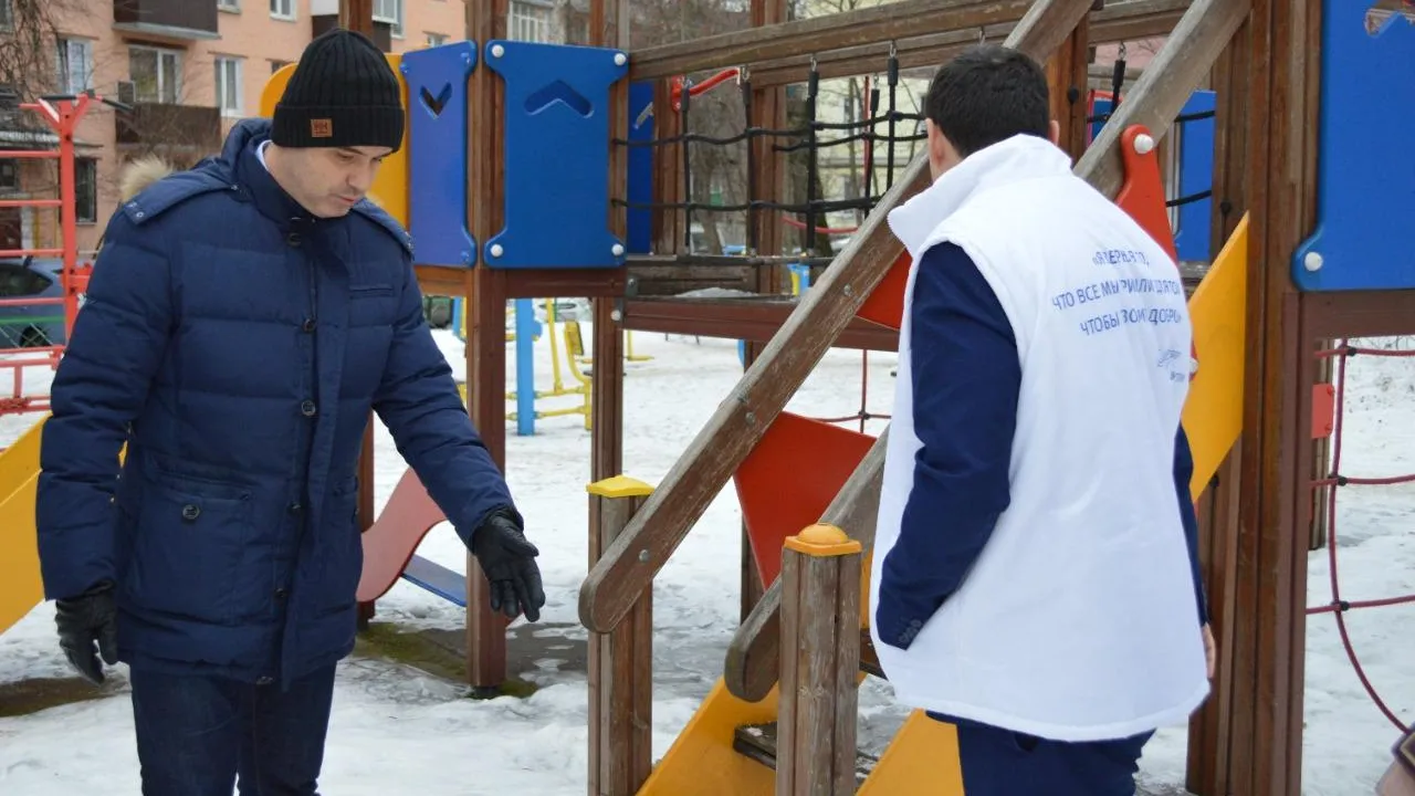 Депутаты проинспектировали благоустройство детской площадки на улице Кирова в Люберцах