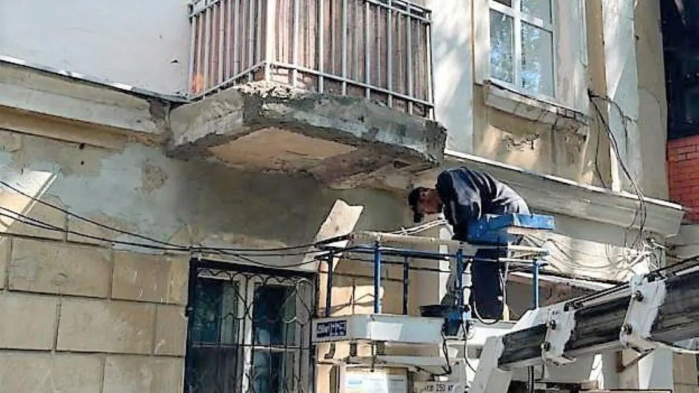 В многоквартирном доме Балашихи местная УК укрепила балкон