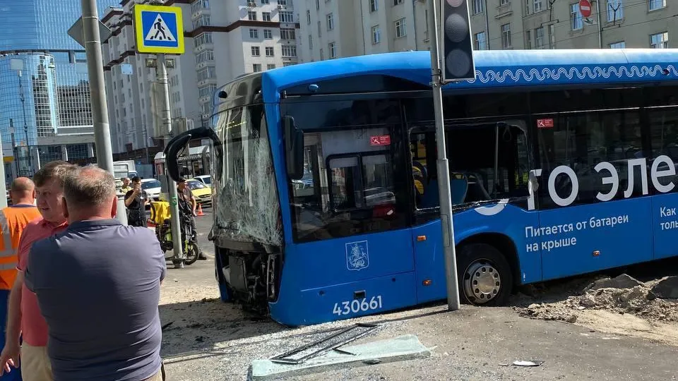 Электробус влетел в бетонное ограждение в Москве