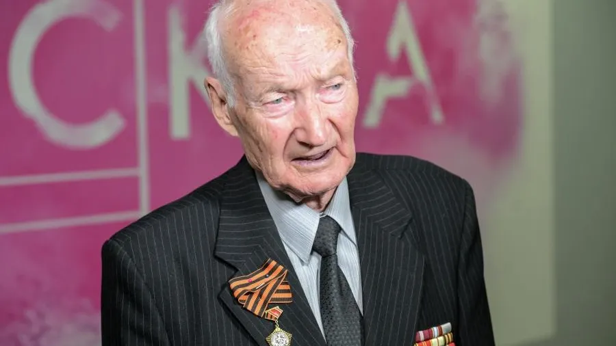 102-летний ветеран Кирилл Семенов стал самым старшим участником парада в Москве