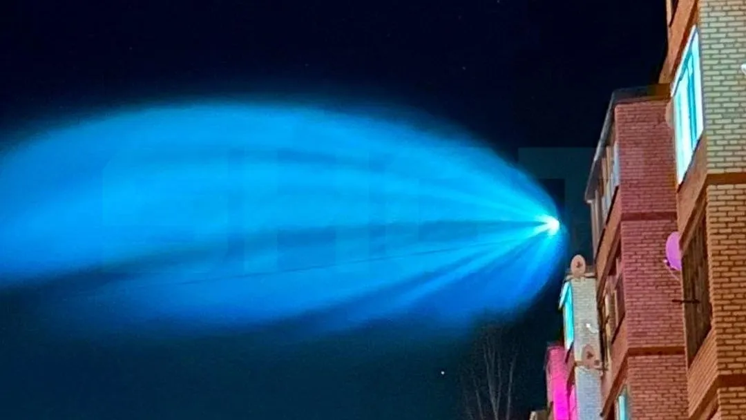 Жители Коми заметили в небе ярко-голубой шлейф от ракеты