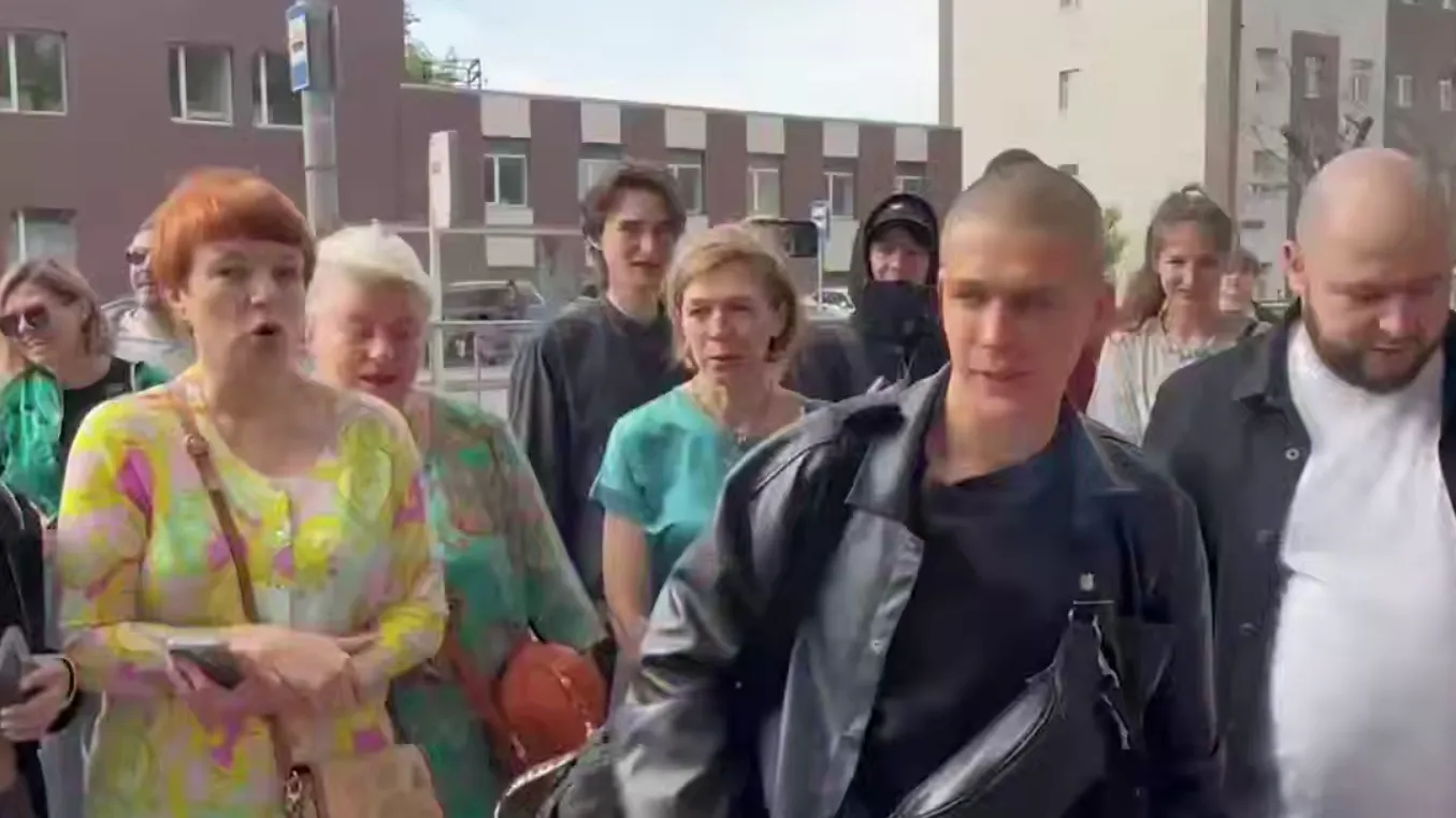 Актер Глеб Калюжный приехал на призывной пункт в Москве
