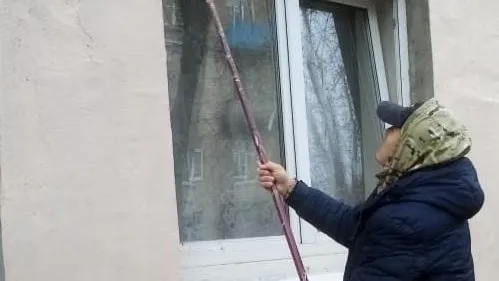 УК покрасила и оштукатурила фасад дома на улице Заводской в Балашихе