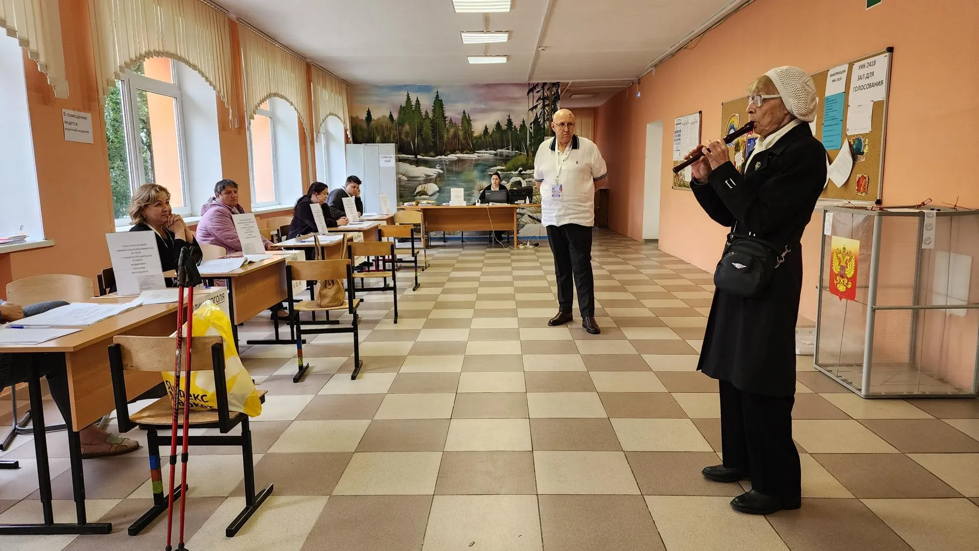 Финалистка конкурса «Ты — супер!» сыграла на флейте на избирательном участке в Пушкине