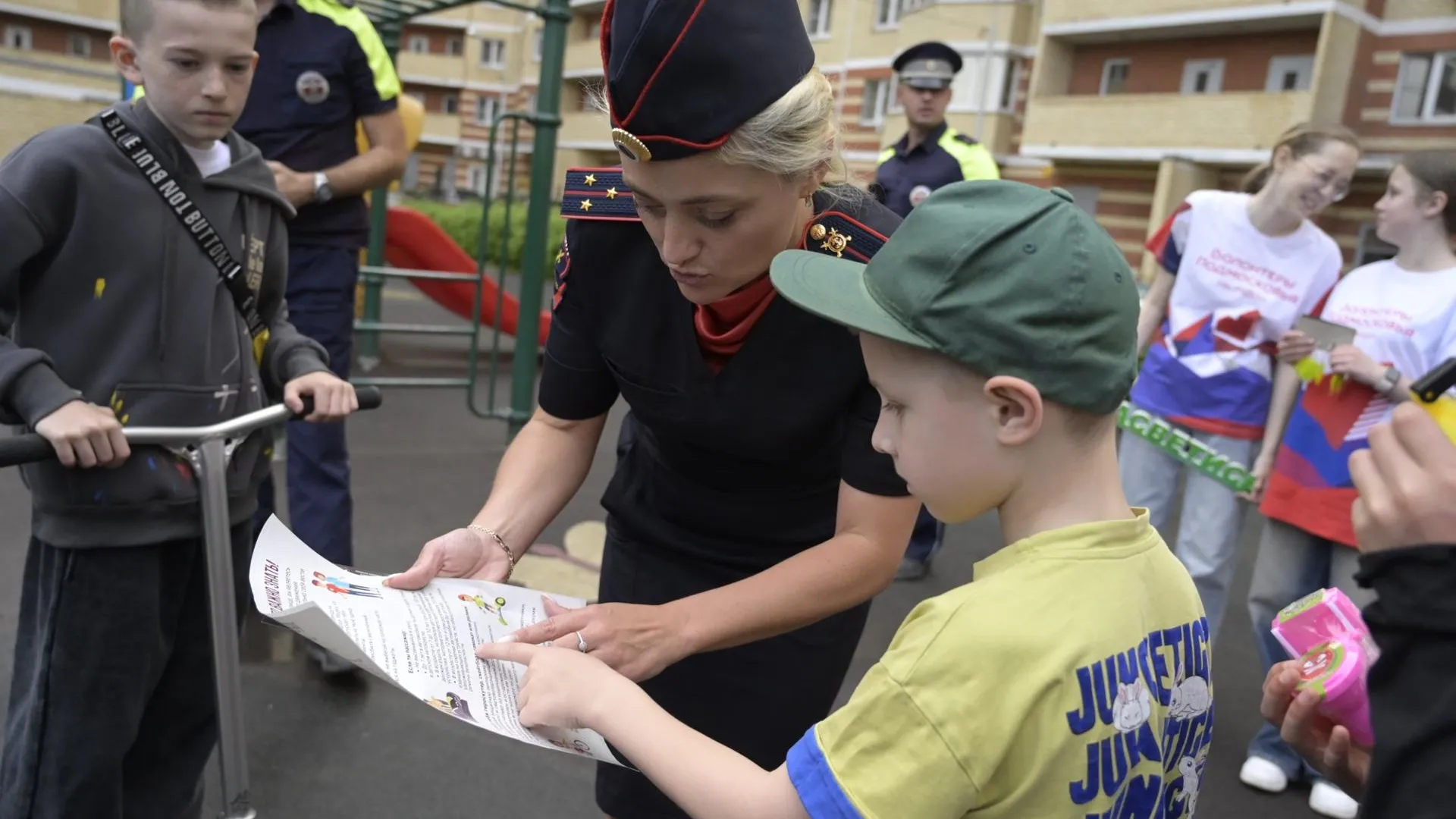 В Домодедове депутат Жолобов поздравил сотрудников Госавтоинспекции