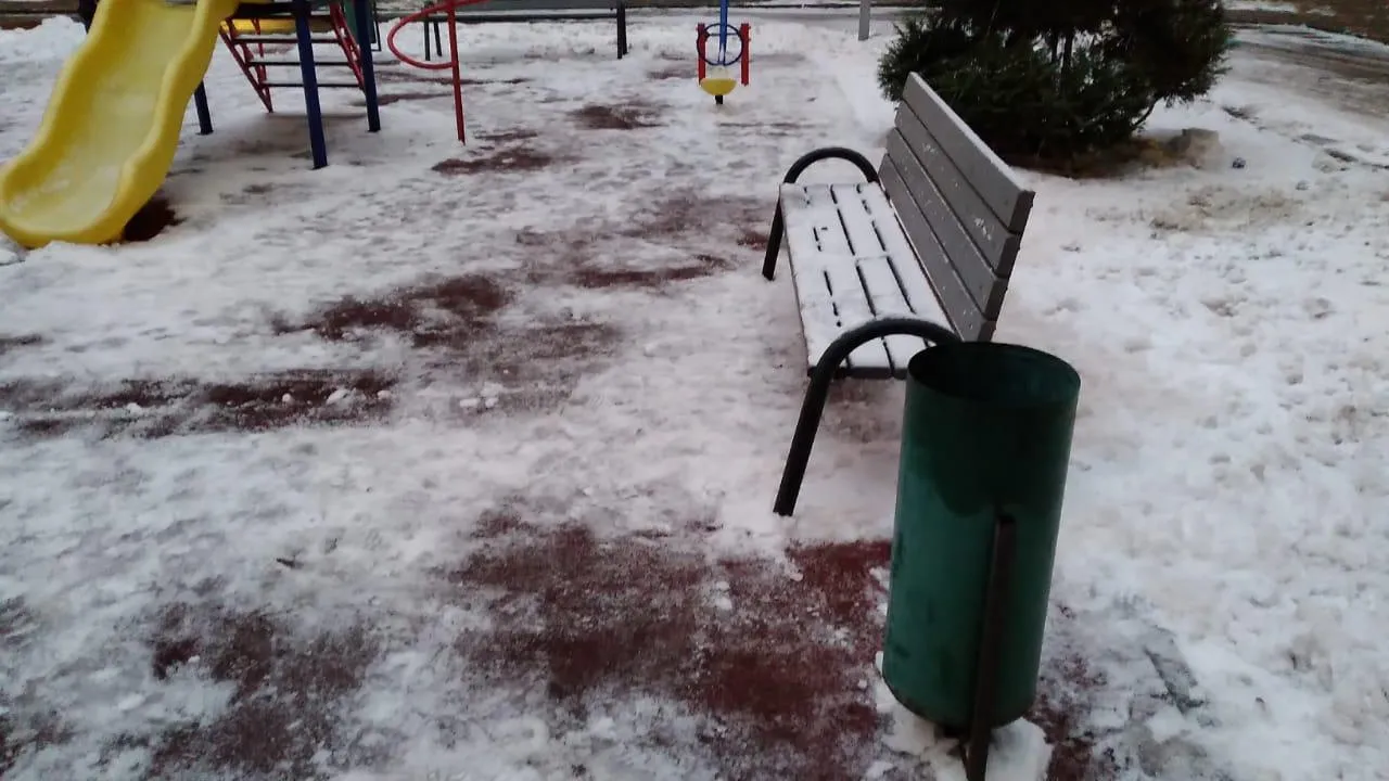 Мусор убрали на детской площадке на Осташковском шоссе в Мытищах