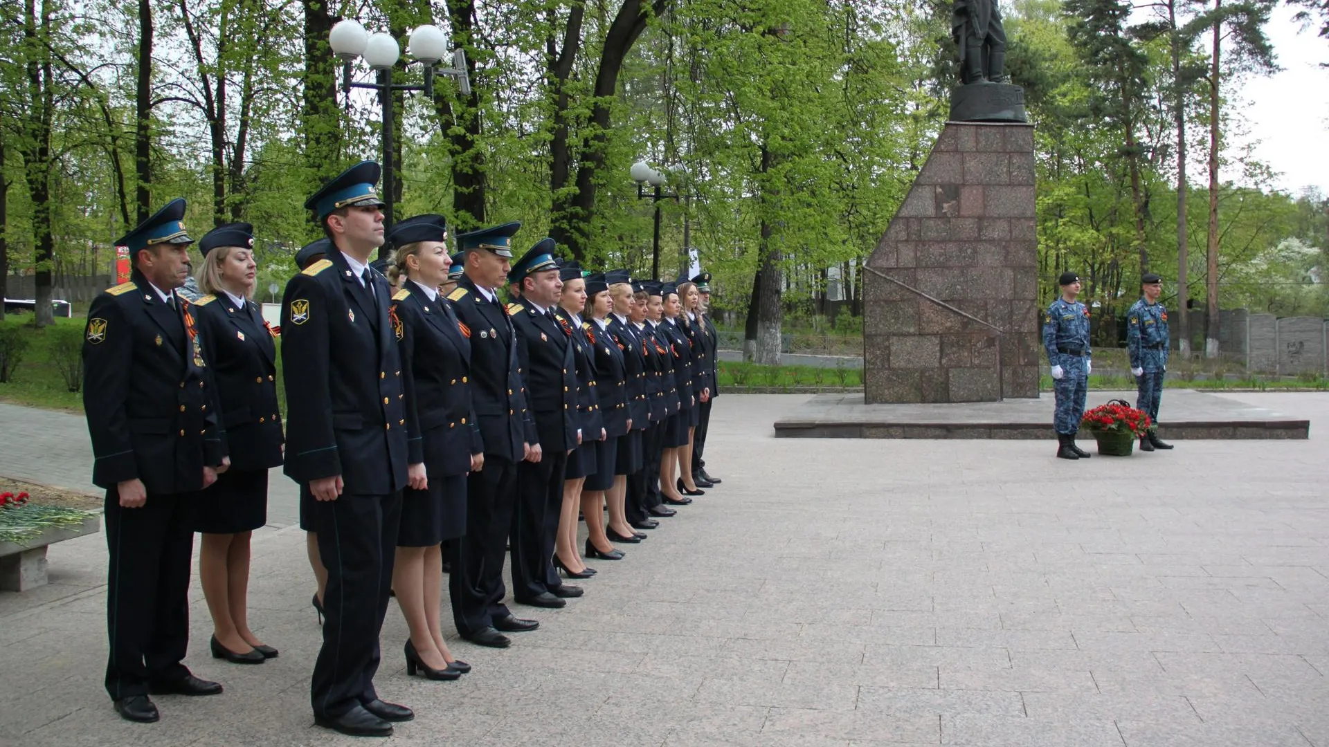 Судебные приставы провели митинг у мемориального комплекса в Красногорске ко Дню Победы