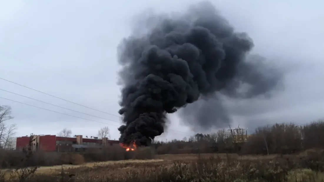 Опубликовано видео пожара у цехов в Серпухове