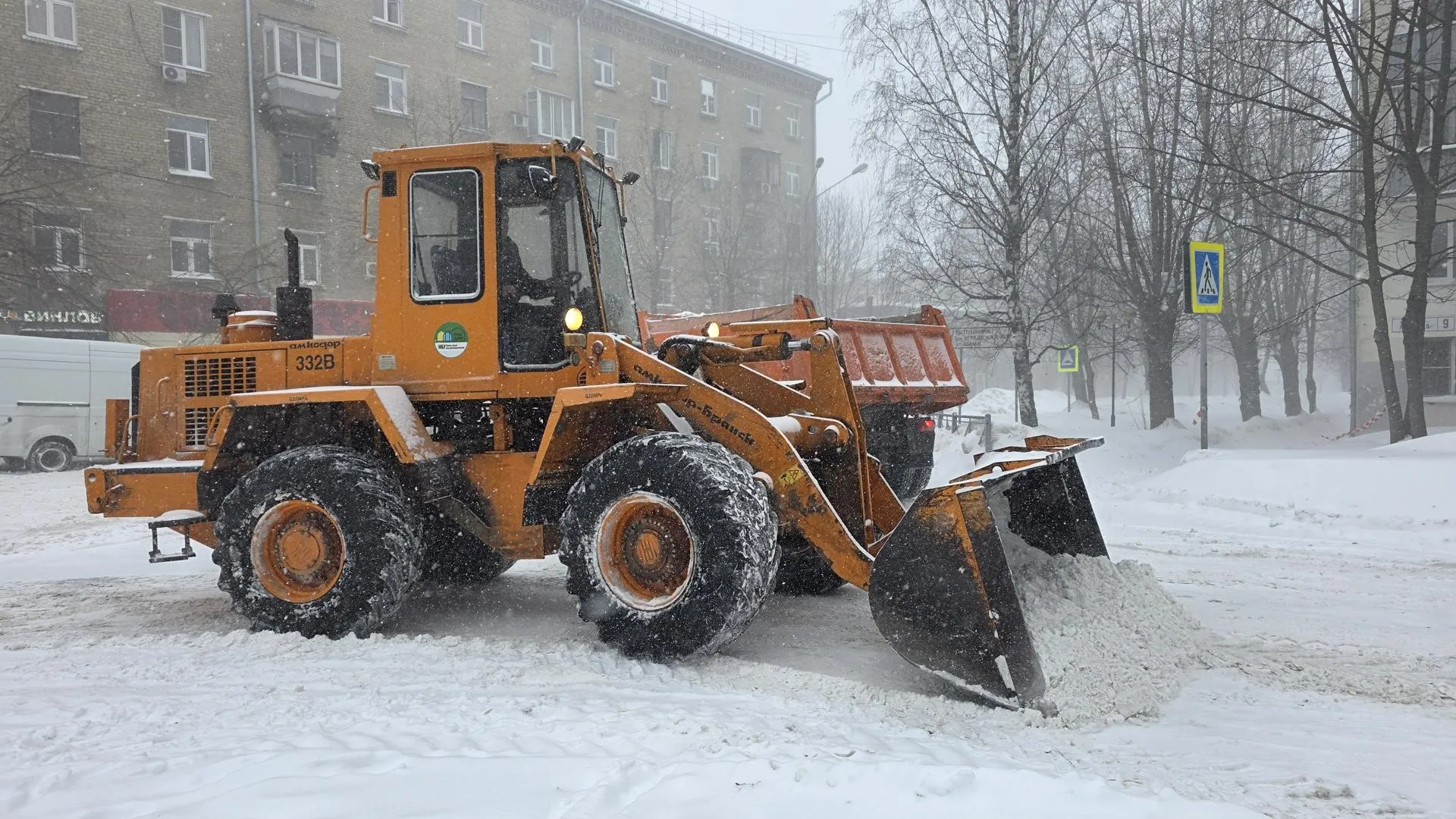 В Дзержинском Люберец убирают снег 60 дворников и 14 машин