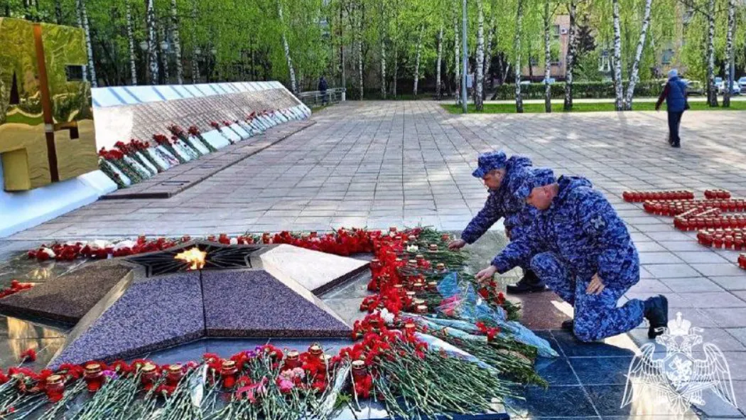 Сотрудники Росгвардии Подмосковья почтили память погибших в Реутове правоохранителей