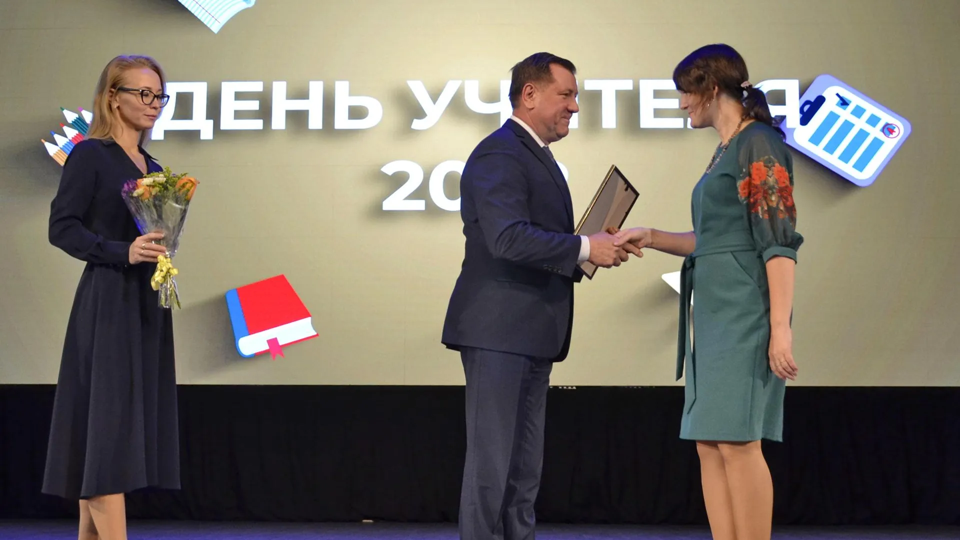Награды вручили лучшим педагогам Балашихи ко Дню учителя