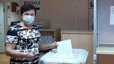 Депутат Мособлдумы Уткина проголосовала по поправкам в Конституцию в Красногорске