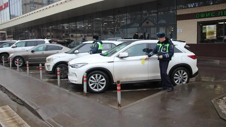 Дорхенгеры с правилами безопасности детей на дорогах развесили на машинах в Красногорске