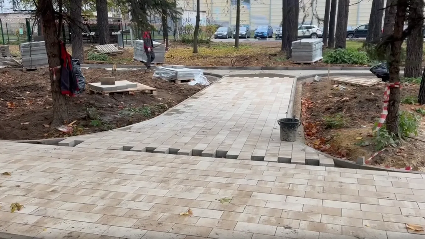 В Жуковском продолжается благоустройство сквера у станции «Отдых»