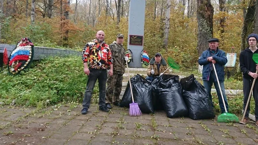 Активисты Подольска убрали мусор на воинском захоронении в Калужской области