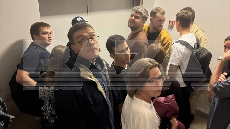 В Москве посетителям ТЦ пришлось ломать двери во время пожарной эвакуации