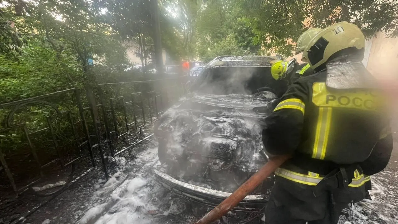 В Москве спасатели потушили сразу две горящие машины