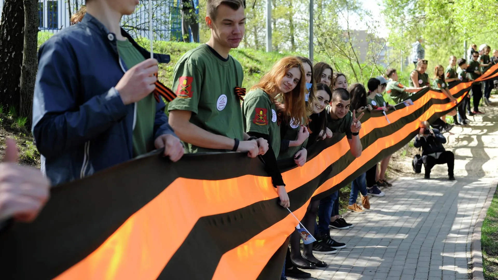 Активисты Подольска развернули 15‑метровую георгиевскую ленту в сквере Поколений