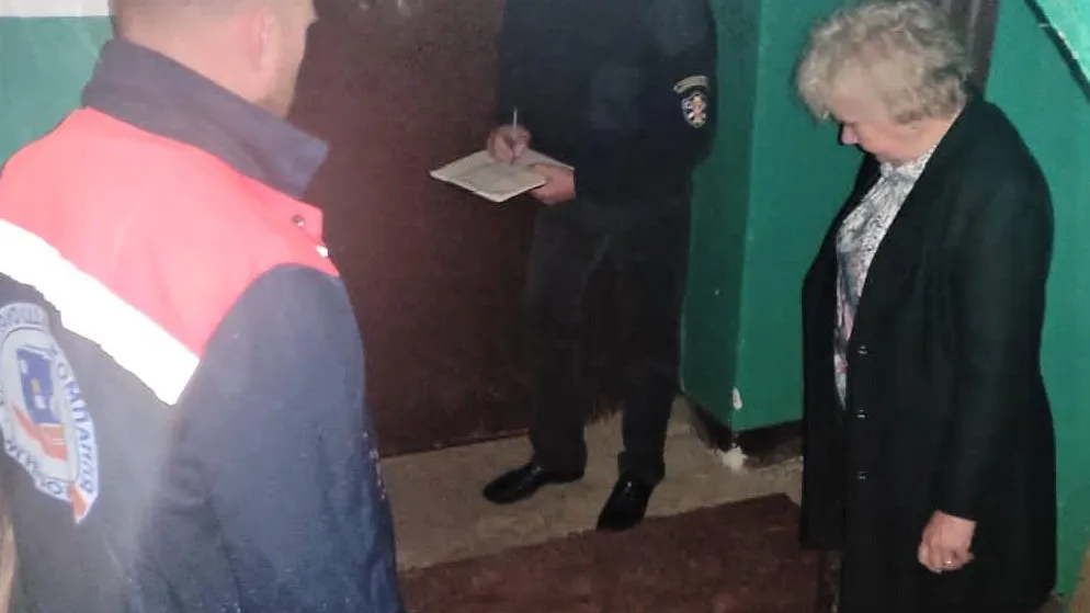 По поручению Госжилинспекции УК устранила дыру в подъезде дома в Павловском Посаде