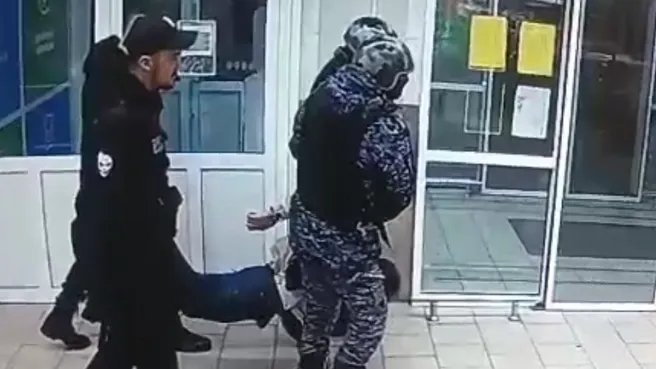 Появилось видео, как екатеринбуржца насмерть забили охранники в магазине