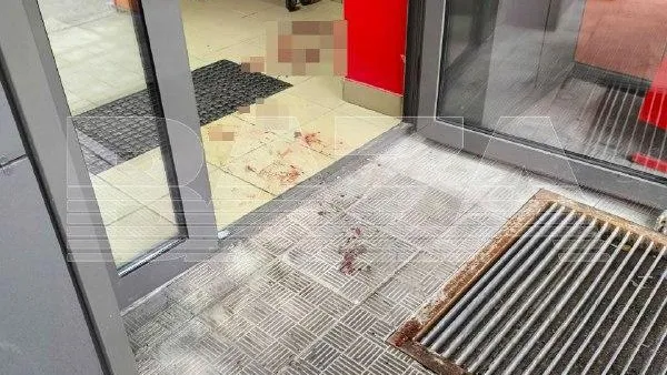 Не поделили заказ: мигранта пырнули ножом в пах в массовой драке в столичном ЖК